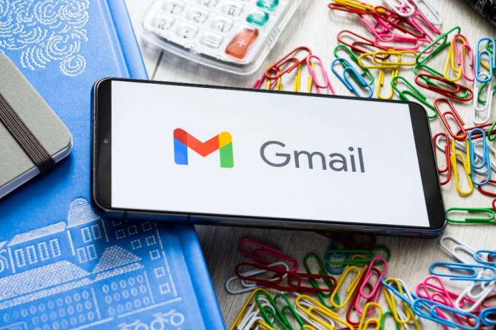 Imagen de un móvil con el logo de Gmail