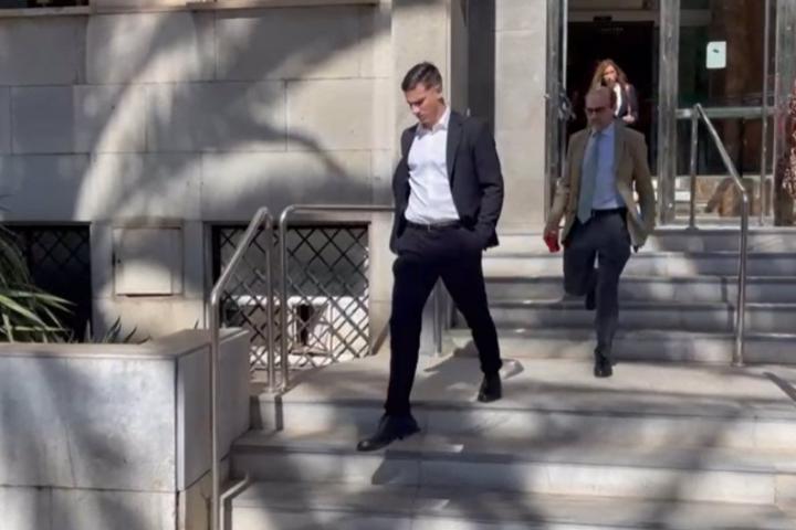Santi Mina sale de la Audiencia de Almería tras comparecer, en una imagen de archivo