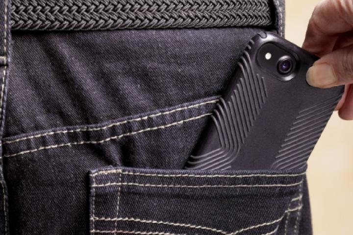 Persona robando un móvil