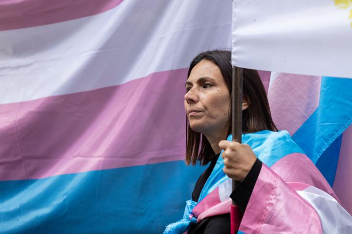 El derecho a existir
Soy M.C.V. la orgullosísima mamá de dos muñecas: C. de 12 años e I. de 10. Mi hija C. hizo su tránsito hace tan sólo 9 meses y no he conocido a nadie más fuerte, más valiente, más segura de sí misma que mi hija. Cuando declaró su identidad me dijo “mamá, me encantaría ser un niño como mi primo. Él da patadas a un balón, se viste de azul y es feliz, pero yo no soy eso. Lo he intentado, con todas mis fuerzas, pero es imposible”. Mi hija desde pequeña soñó en femenino, jugó en femenino, se identificó con personajes femeninos.
Ser trans no es una moda, no es una pose, no es un virus como el COVID-19 que se transmita, ni siquiera se transmite a través de redes sociales. La identidad es lo más básico, forma parte del individuo y no se puede modificar. Mi hija lo intentó, puedo dar fe de ello, y lo intentó sólo porque la sociedad le negaba SER quien SIEMPRE fue, porque lo que ella sabía desde que tenía tres años estaba mal, era erróneo, defectuoso.
Señor Abascal, mi hija no es un hombre que se autodefine como mujer, mi hija es una MUJER y siempre lo fue. Cuando con 11 años, un juez te pregunta “entonces ¿quieres ser una niña?” y tú le contestas “no, yo ya soy una niña. A mis amigas nadie les preguntó qué querían ser”. Cuando esto ocurre, señor Abascal, es porque eres una MUJER. Las mujeres no somos mercancías, las mujeres no somos ganado, a las mujeres no se las puede definir por lo que tienen entre las piernas.
Mi hija no ha sido acusada de violencia de género, no es deportista de élite (ni lo será porque salió a mí en los deportes) y no pretende opositar a ningún cuerpo de seguridad del Estado. De hecho, ella quiere ser cineasta y hacer cine inclusivo. Mi hija no pretende aprovecharse de nada, sólo reivindica su derecho a gritar quién es ¿es eso tan malo? ¿Es eso un delito?
Pedimos que, si algún dirigente político se atreve a hablar públicamente de la ley trans que se la lea por favor, que la ley no fuerza a medicarse, ni a realizar ningún tipo de intervención quirúrgica, que eso es una decisión de cada individuo. Que los menores trans no tienen ningún tipo de enfermedad mental, no tienen disforia, que los enfermos son otros que escupen odio y generan desconfianza, miedo, rechazo y división. Pedimos respeto, pedimos que los menores no sean moneda de cambio en política, que nos dejen vivir libres porque es la libertad más básica la de decir quién soy. Hay una canción de Jarcha que se ha convertido en himno, fue compuesta en un momento muy difícil en nuestro país y, por desgracia, hoy sigue siendo de actualidad. La letra dice “pero yo sólo he visto a gente muy obediente hasta en la cama, gente que tan sólo quiere vivir su vida sin más mentiras y en paz”. Eso pedimos.
Abuela orgullosa
Soy F.V.R., tengo 69 años y soy la abuela de C., chica trans de 12 años. Yo nací y crecí en un país que no era libre. Yo viví en un país gobernado por el odio, por rencores de una guerra donde el vecino, el amigo o el dueño de la tienda de ultramarinos podía ser un enemigo, podía ser subversivo y, por tanto, había que apartarlo porque era peligroso. Yo sufrí represión, rechazo, odio ¿cómo es posible volver a oír lo mismo? ¿Cómo es posible hablar con esa autoridad condenando a criaturas inocentes sólo por ser quienes realmente son? Que alguien me lo explique porque no lo puedo entender.
Los de mi generación hemos sufrido las consecuencias de una guerra terrible, pasamos miedo, luchamos, sufrimos mucho para que nuestros hijos vivieran en una España mejor, en una España libre. Después de años de trabajo y sacrificios ¿me van a decir que mi esfuerzo no sirvió de nada? ¿Me van a volver a obligar a luchar otra vez por la libertad? Primero por mis hijos y ¿ahora? ¿Por mi nieta?
Ella, como cualquier niña, merece vivir libre, pero de verdad, no con esa falsa idea de libertad que reprime y castiga. Cuando yo era pequeña viví en una nación que era una, grande y libre ¿es esa la nueva libertad que tratan de imponernos? El odio es un arma poderosa, pero tiene más poder el amor. No podrán parar a miles de familias que luchan al lado de sus criaturas, somos una marea humana.
Derechos humanos y diversidad
Soy mamá de A.. una niña trans de 6 años que ya con cinco años realizó su feliz tránsito. Ella desde siempre supo quién era. Con tres añitos le preguntaban “¿qué quieres ser de mayor?” Ella les decía “yo de mayor voy a ser una mujer”. Le gustan las princesas, las sirenas, el cole, leer, escribir, cuidar el medioambiente… De mayor quiere ser actriz o modelo y ayudar a niños enfermos con cáncer.
Ante el clima de bulos y odio que se está creando me siento impotente. No entiendo que en el año 2023 retrocedamos de esta manera. Que se digan tantas mentiras sobre el colectivo LGTBIQ+ y, sobre todo, que lo más castigado sea la infancia trans. Me da miedo un gobierno de derechas que cumpla sus amenazas y suprima los poquitos derechos que tenemos. Mi hija es una mujer, yo tengo otros dos hijos que no son trans y no veo ninguna diferencia entre ellos, mi hija es una persona exactamente igual. De la misma forma que hay muchos tipos de animales y plantas hay muchos tipos de personas, hablamos de derechos humanos básicos.
No entiendo como no quieren que en la escuela se hable de esto si es fundamental educar en la diversidad. Tenemos miedo que en el colegio mi hija no sea tratada como una niña más, que se cuestione su identidad, que se nos cuestione a nosotros como padres, incluso en algunos medios se han llegado a publicar declaraciones brutales pidiendo que se nos quite la custodia. Esto es un sinsentido.
Yo para vivir en paz sólo pido que mi hija sea vista como sus hermanos, que no haya diferencia, que es una niña y es tan mujer como yo, no importan sus genitales. Eso no tiene relación con la identidad.
Sin hormonación
Soy mamá de una niña trans de nueve años cuyo tránsito tuvo lugar a los siete cuando dijo quién era. Al principio fue algo que desconocíamos todos, pero por mi parte y la de mi familia fuimos informándonos y entendiendo lo que sucedía. Mi hija quiere ser maestra de mayor, aunque hay ocasiones en las que dice que no sabe, aún es muy pequeña. Mi pequeña viene de una familia separada cuya parte paterna no comprende ni admite para nada quien es.
En el próximo curso escolar quiere empezar a hacer atletismo, un deporte que, si se le da bien, se encontrará con el problema añadido de que no la dejarán competir en la categoría femenina por no tomar terapia hormonal. Ella es feliz con su cuerpo, con la actual ley no tendrá que pasar por un tratamiento para cambiar su sexo en el DNI cuando sea algo mayor, porque, por ahora solamente puede cambiar su nombre.
Yo tengo miedo a que, ante el panorama actual de bulos y desconocimiento de la población, todo lo logrado hasta ahora se evapore. Miedo de que llegue a su adolescencia y la insulten por “notarse” algo que para ella es natural y hermoso entre sus ropas, miedo a que le peguen por vivir en libertad, miedo a que me quiten la patria potestad por no permitirle ser quien es, miedo de que no le dejen hacer lo que a ella le gusta (atletismo) o ser una maestra en su edad adulta y pueda ejercer como tal con libertad y mostrar al alumnado la diversidad de personas que hay. Miedo a que la sociedad cambie tanto que la asfixien cuando recién está empezando a respirar.
Lo único que pido es que le dejen vivir, que la tengan en cuenta para poder competir como ella desea y que haya unas leyes que le otorguen los mismos derechos que cualquier persona debe tener y que la protejan. Quiero que llegue a la sociedad que la infancia trans existe y que no le hacen daño a nadie porque son simplemente personas.
Familia numerosa
M.R.C y R.V.B somos los padres de 2 niñas trans y de 2 niños cis. C.R.V inició su tránsito al cumplir 12 años, antes de acabar sexto de primaria. A.R.V no pudo esperar tanto; lo inició con 8 años, antes de acabar segundo de primaria. Están muy bien acompañadas por su familia, y por todas las personas que forman parte directa de su vida, tanto en el entorno personal como en el colegio e instituto, o conservatorios de música y danza, cursan respectivamente 2º de Profesional de Danza, y 2º de Elemental de Violín.
Nosotros, sus padres, como cualquiera, acompañamos a nuestros hijos en su crecimiento personal, aprendiendo día a día de todos ellos. Desde que hemos conocido en primera persona esta realidad, somos conscientes de la enorme injusticia que ha sufrido el colectivo trans, a nivel social y a nivel legal. Nuestra inquietud nos lleva a conocer en profundidad la legislación que históricamente debería haber amparado sus derechos, y vemos con auténtico pavor cómo todas estas personas han sido, y siguen siendo, discriminadas. Sus principales derechos y el de cualquier persona es EXISTIR, también a nivel administrativo y legal. Y eso es lo que ponen en tela de juicio en la actualidad los políticos de la derecha y ultraderecha en España y en otros países europeos. A la pregunta ¿quién soy? sólo podemos responder cada uno de nosotros, no puede ser objeto de debate, ni usarse con fines electorales.
Solo pedimos RESPETO a nuestras infancias, que puedan VIVIR EN LIBERTAD, sin tener que esconderse como han tenido que hacer durante tantas décadas. Y eso significa que no se les puede hacer co-responsables de los posibles fraudes de ley que puedan intentar individuos sin escrúpulos que hay en nuestra sociedad (como el caso al que se refiere Abascal), a quienes, además, la legislación tiene sus herramientas para detectar. Mis hijas no existen para robar ninguna medalla a otra niña, ni para aprovecharse de algún beneficio en algún concurso/oposición, ni para aprovecharse de resquicios legales como delincuentes. Son niñas, sin más, con la esperanza de poder crecer en una España que las respete, en igualdad de condiciones sin importar el color de su pelo, de sus ojos o de su piel, la altura que alcancen, el número de calzado que calcen como adultas o su género.
En la adolescencia
Somos la madre y el padre de un chico trans de 14 años. Nuestro hijo pasó un periodo de soledad cuando, a los 13 años descubrió que su identidad era distinta a la asignada y, él sabía el rechazo que podía producir en las personas que le importaba. Cuando pudo reunir valor para decirlo fue como una bomba que cayó en el centro de nuestras vidas.
Hemos tenido que conocer mucho, aceptar mucho y aprender mucho. Ha sido un cambio para todos nosotros y nuestro entorno que nos ha hecho mejores personas. Anhelamos que nuestro hijo sea feliz ¿le resulta conocido este sentimiento a algún padre o madre? Sabemos lo duro que es el camino para cualquier joven y, por qué no reconocerlo, nos preocupa. Nos aterra lo que pueda tener que afrontar a causa de su identidad. Nuestra experiencia nos ha enseñado que las personas rechazan lo que desconocen, pero sólo tenemos que escuchar a los que nos están hablando y así los entenderemos.
Cómo descubrí que era trans
A.R.A., 13 años
Desde siempre he tenido más amigos que amigas. Me he sentido incómodo con las chicas y he preferido estar con los chicos. Pensaba que debía sentir como una niña y que el problema estaba en el hecho de que me gustaban las de mi sexo. Nunca comenté esto en mi casa, ya que no se hablaba con frecuencia de este tema y me parecía raro, así que fingía ser lo que no era. Solía decirles que me gustaban los niños simplemente para ser “normal”. A partir de los últimos cursos de primaria me volví más rebelde, demasiado. Me sentía incómodo, no soportaba mirarme al espejo, no me gustaba llevar el pelo largo, odiaba llevar vestidos y falda, pulseras o pendientes, me costaba salir a la calle. Mi familia y mis amigos ni se imaginaban lo que estaba viviendo y yo ni me planteaba compartirlo.
En la adolescencia, cuando el cuerpo y los pensamientos empiezan a cambiar, fue cuando empecé a tener muchos problemas internos. ¿Alguna vez os habéis quedado atrapados en un ascensor, gritabais y nadie podía oíros y sólo pensabais que se iba a acabar el oxígeno? Pues a mí me ocurría algo parecido. Pensaba que nadie me entendía y que era un bicho raro. Eso me llevó a ser más inseguro. Quería ser yo, necesitaba ser yo, el chico que ahora escribe.
La tristeza fue tan evidente que mi entrenadora de baloncesto se dio cuenta de que no estaba bien. Fue la primera persona con la que me sinceré. Después mucha gente me apoyó, principalmente mis padres y mi hermano. Cambié mi nombre y mi aspecto. Ahora visto con la ropa que me gusta. He sido capaz de contar a mis compañeros mis sentimientos y ellos me han aceptado. A día de hoy, me siento afortunado de ser un chico trans. Reconozco que si no fuera por mi familia, amigos y profesores, no sería la misma persona y probablemente no sería capaz de escribir esto.
Sí, puede que a veces se sufra por comentarios, insultos, burlas o críticas, pero de todo se aprende. Sé que aún me queda un largo camino por recorrer, pero pienso que la vida es una y que cada uno elige cómo vivirla. Lo más importante de todo esto es que ahora tengo fuerzas para ser lo que quiero ser. Voy a luchar por ello. Pienso cumplir mis sueños y me gustaría ayudar a persona que sufren por ser diferentes.
AHORA SOY FELIZ
Persona no binaria
Buenos días, soy Cande tengo 18 años y soy non binarie. Este domingo voy a ejercer mi derecho al voto, y expreso mi más sincero miedo al despertar el 24 en el año 1800.
Estamos en un país donde miembros del colectivo, incluido personas pertenecientes al paragua trans, gozan de derechos como la ley trans, del colectivo LGBTQIAP+... Aún así, a día de hoy, siento miedo al salir de la calle, y no poder expresar quién soy, puesto que me gusta dar voz cuando me preguntan por mí, y que la libertad de expresión se limite en mí.
Yo siempre sentiré orgullo de quién soy y mi identidad como persona, y si todes ponemos de nuestra parte podremos seguir progresando.