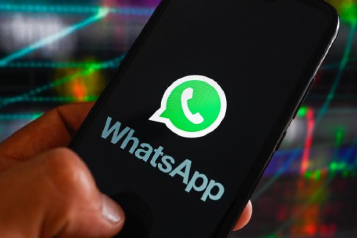 Logo de WhatsApp en un smartphone