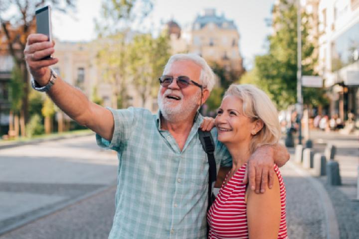 Personas mayores durante un viaje