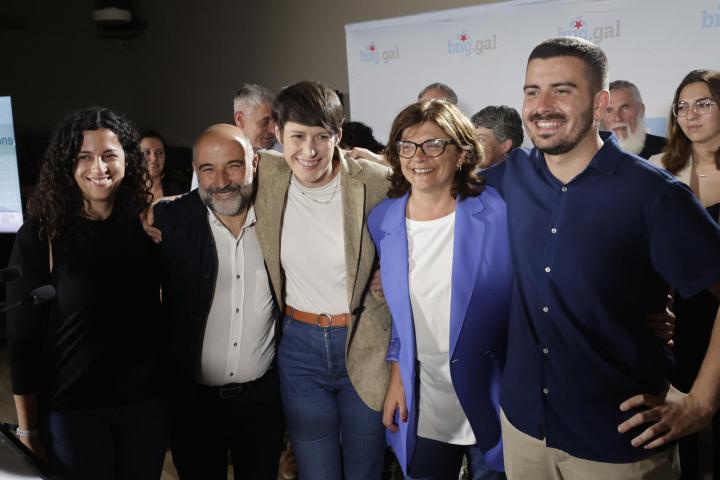 Ana Pontón (c), acompañada por los cabeza de lista del BNG al Congreso.