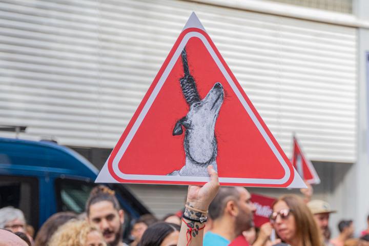Protesta de PACMA contra la exclusión de los perros de caza en la Ley de Bienestar Animal.