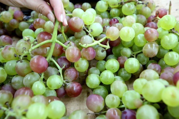 Racimos de uva a la venta en un mercado de España.