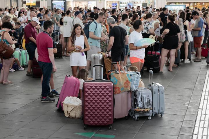 Un gran número de personas aguarda al restablecimiento del tráfico ferroviario en la estación Joaquín Sorolla de Valencia.