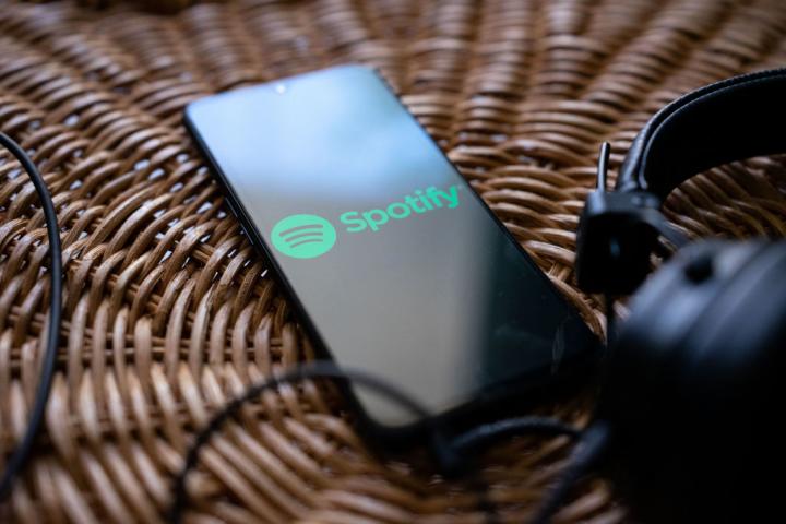 La aplicación de Spotify se abre en un smartphone.