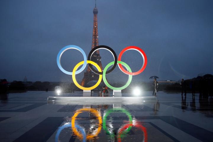 Los aros olímpicos lucen junto a la Torre Eiffel