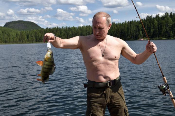 Putin, en un entrañable y nada preparado día de pesca hace años