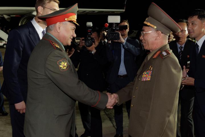 Recepción de Sergei Shoigu, ministro de Defensa de Rusia, al llegar a Corea del Norte.