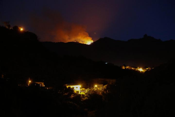 El incendio que se declaró este martes en la cumbre de Gran Canaria.