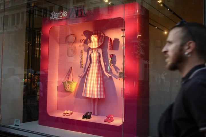 El escaparate de Zara, en la Gran Vía de Madrid, con un modelo de la colección Barbie.