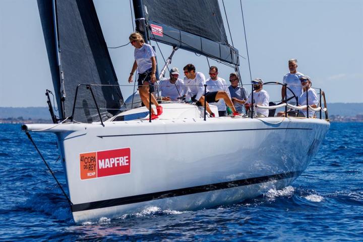 Felipe VI, con su equipo a bordo del Aifos