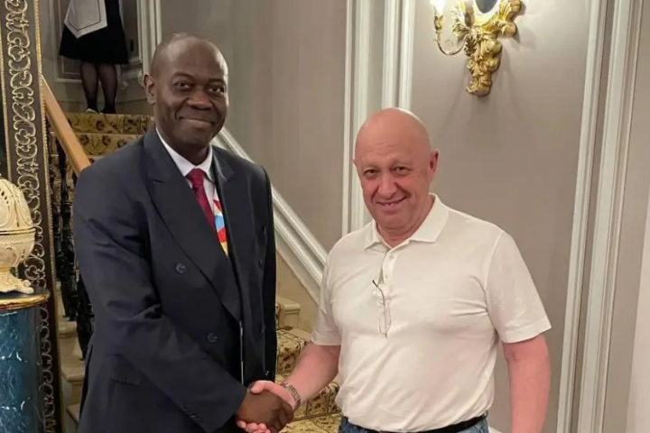 Yevgeni Prigozhin estrecha la mano con el supuesto integrante de la delegación de República Centroafricana