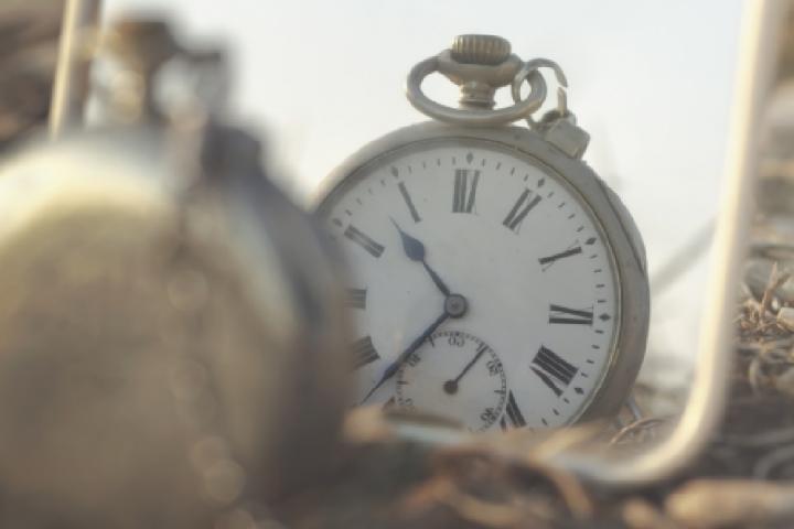 Reloj reflejado en un espejo