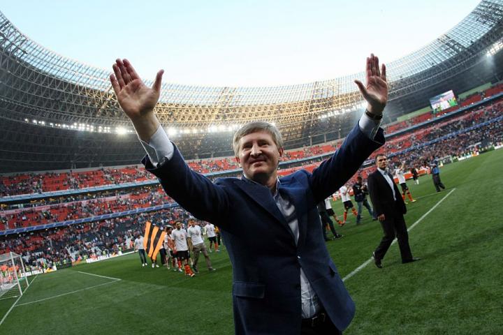 Ajmétov saluda a las masas en un partido del Shakhtar Donetsk, 'su' equipo