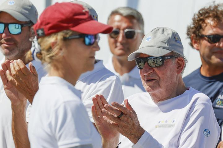 El rey emérito Juan Carlos I aplaude a la infanta Elena durante la entrega de premios en el Club Náutico de Saxenxo.