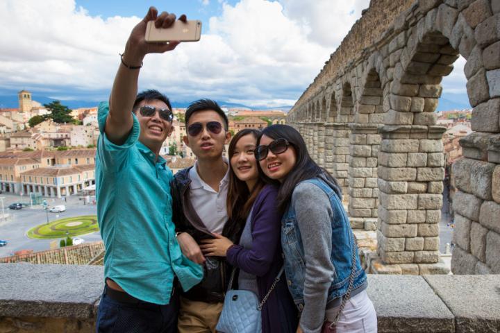 Turistas chinos se hacen un selfi con el acueducto de Segovia de fondo.