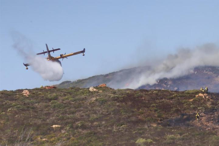 Labores de extinción de un incendio en La Línea de la Concepción (Cádiz)