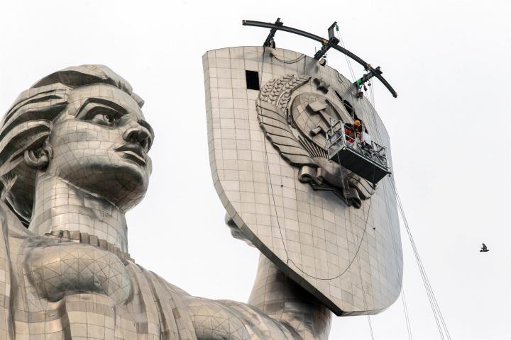 Retirada de simbología soviética de la estatua de la Madre Patria, en Kiev.