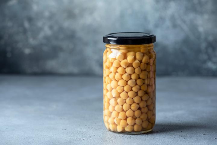 Un bote de garbanzos en conserva debe ser un fijo de nuestro 'fondo de despensa'.