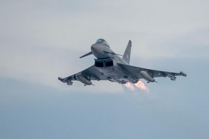Un Eurofighter en acción en una misión de la OTAN