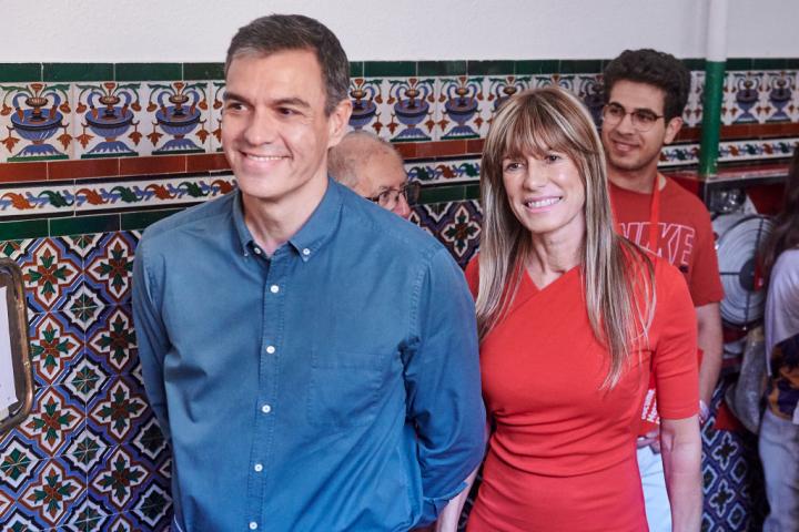 Begoña Gomez y Pedro Sánchez el pasado 23 de julio en el colegio electoral donde depositaron su voto en las elecciones generales.