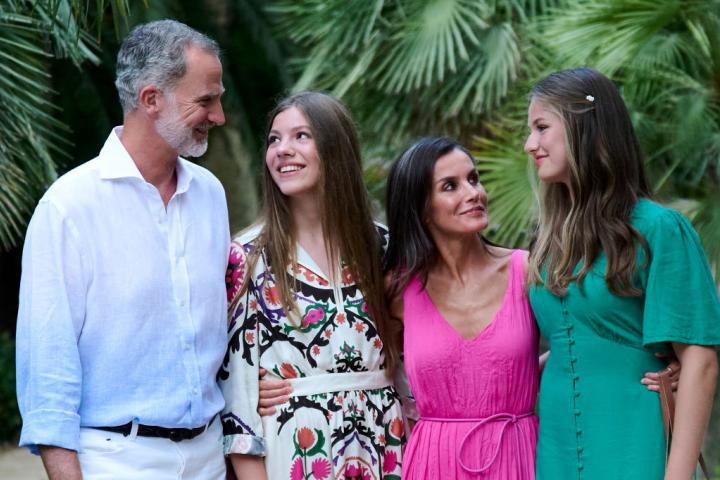 Felipe, Letizia y sus hijas, Leonor y Sofía, en los jardines de Alfabia el pasado lunes.