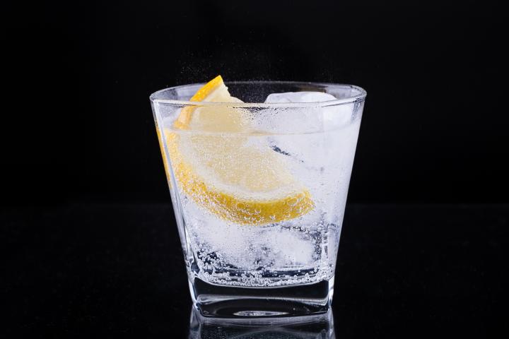 Imagen de archivo de una tónica con hielo y limón.