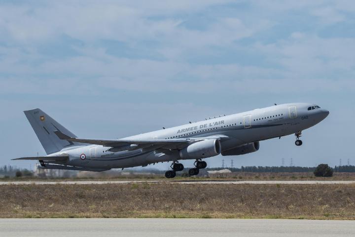 Un avión del ejército francés despega del aeropuerto de Niamey.