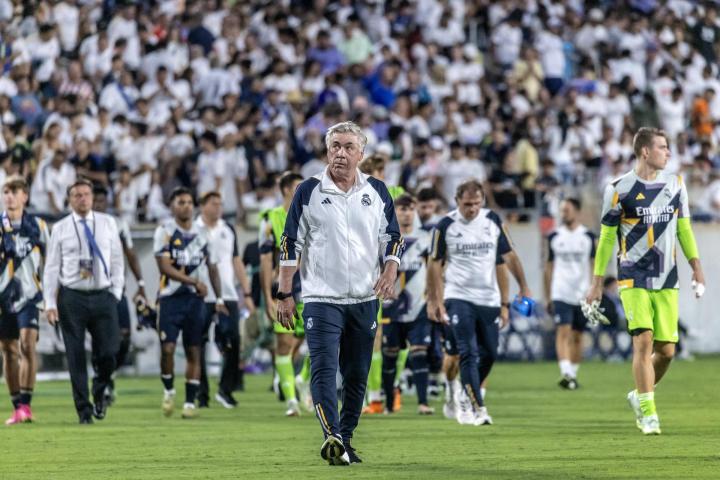 Ancelotti abandona el campo tras la última derrota de la gira americana ante la Juventus.