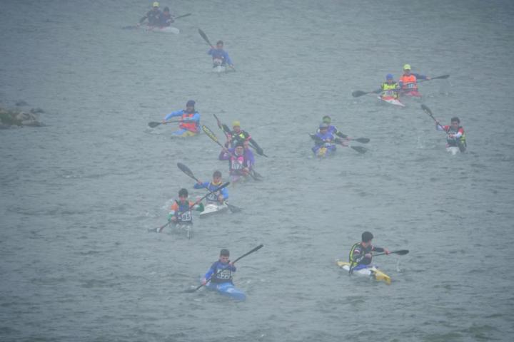 Canoistas en el río Sella en febrero de 2023 en la apertura de la temporada.