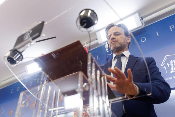 Jaume Asens mirando un papel.