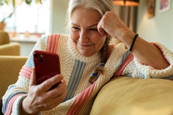 Mujer mirando su teléfono móvil
