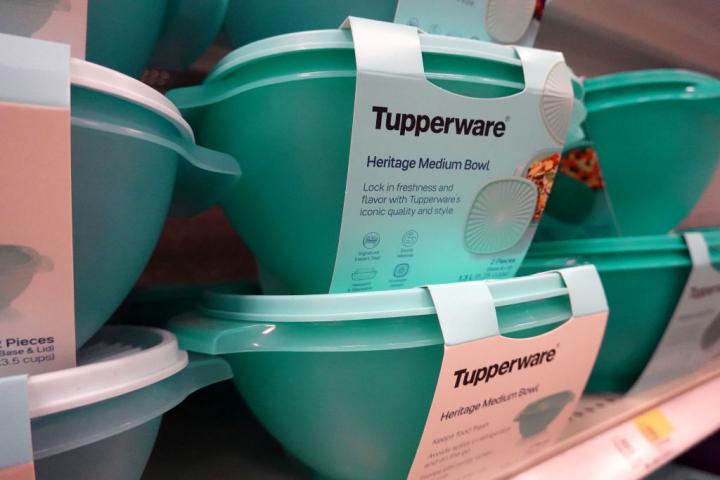 Recipientes de la marca Tupperware en las estanterías de un supermercado de EEUU.
