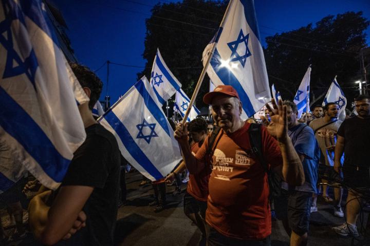 Un grupo de israelíes protestan en Tel Aviv contra la reforma judicial de Netanyahu.