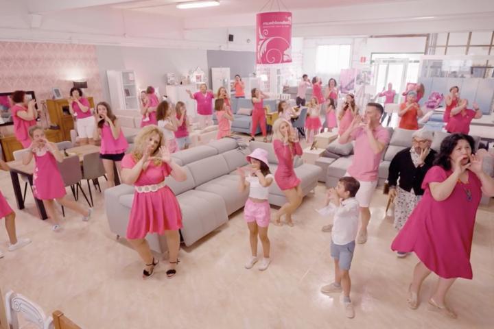 Un momento del vídeo viral de Muebles Deli