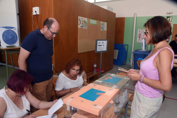 Una mujer vota en un colegio electoral de L'hospitalet de Llobregat en las elecciones generales del 23J.