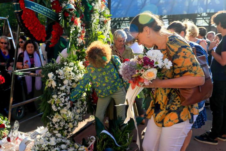Familiares y amigos de Ramón Lobo recogen flores antes del recorrido de despedida por el cementerio de la Almudena