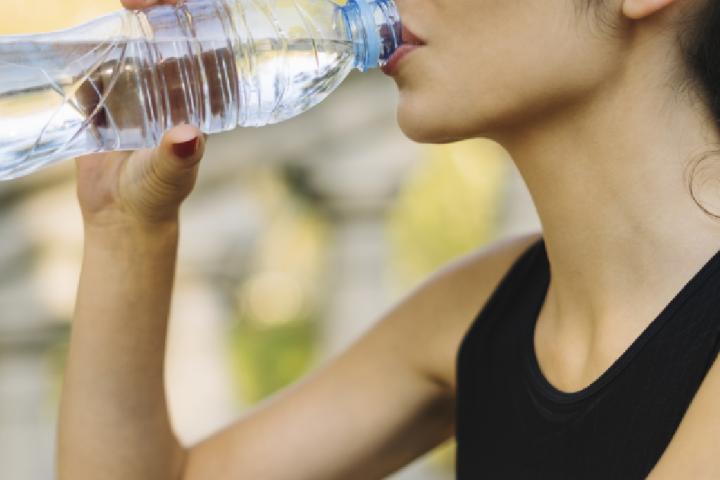 Mujer bebiendo agua