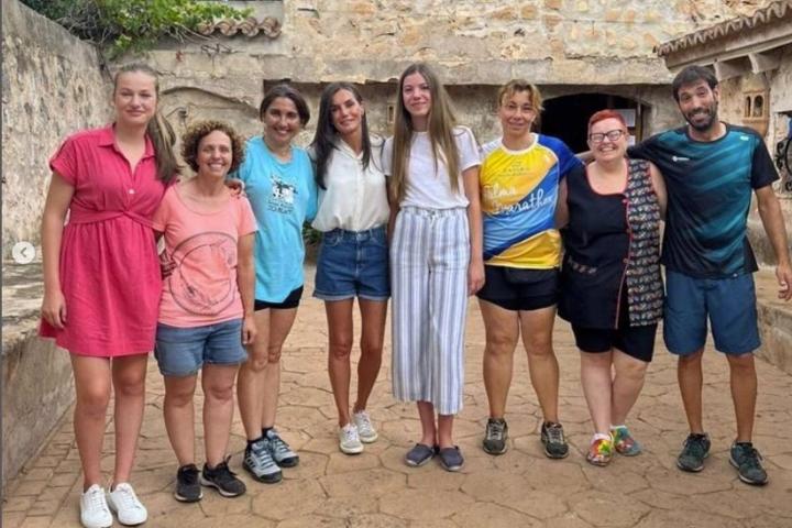 Posado de la reina, sus hijas y miembros de la Granja Escola Jovent