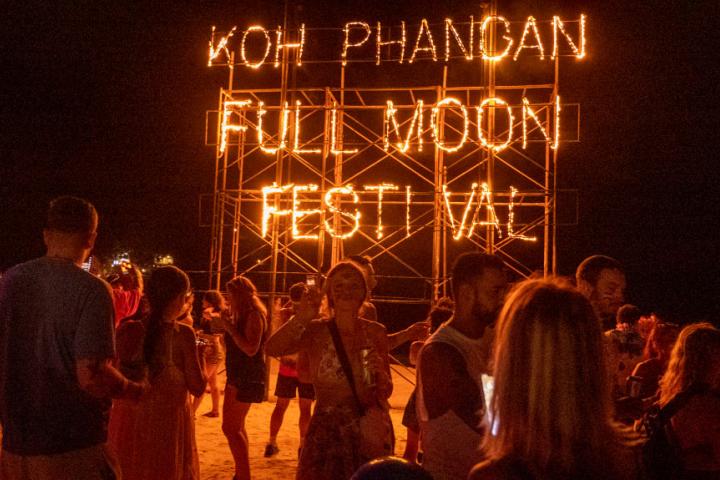 Cartel de la Fiesta de la luna llena en la playa tailandesa de Hat Rin, en la isla de Koh Phangan.