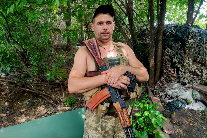 El militar voluntario ucraniano Oleg durante una guardia en una las posiciones ucranianas junto a la frontera con Rusia, en Járkiv.