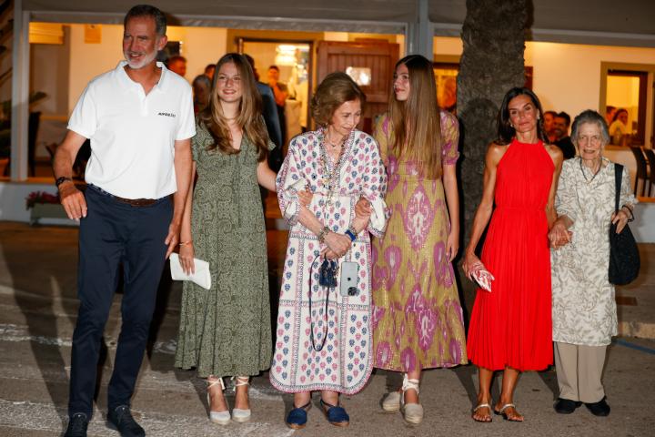 Felipe, Letizia, la reina Sofía y su hermana Irene, Leonor y Sofía saliendo del restaurante en el que cenaron el pasado sábado en Palma.