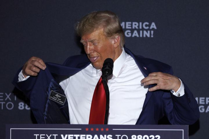 Donald Trump en. un momento de su mitin en New Hampshire.