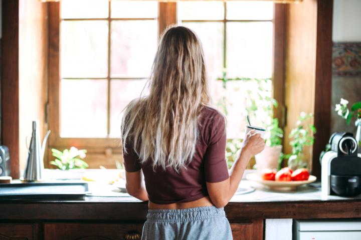 Imagen de archivo de una chica en una cocina.