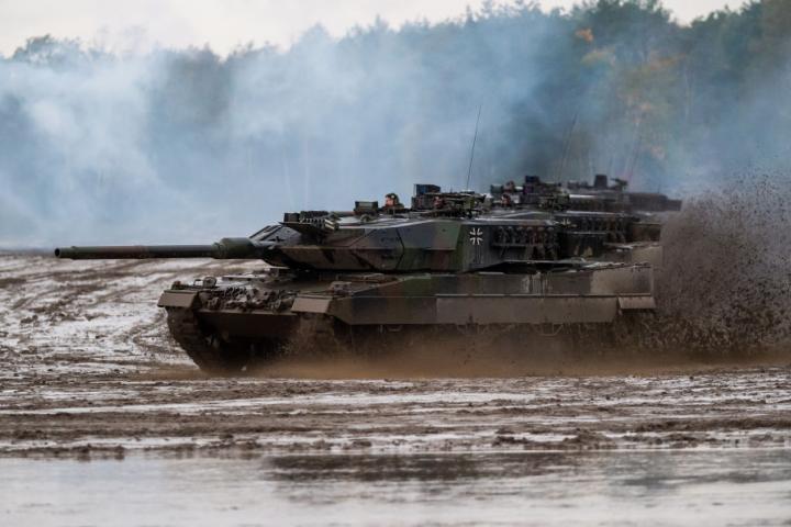 Un Leopard 2A6 realiza un ejercicio militar en Baja Sajonia.