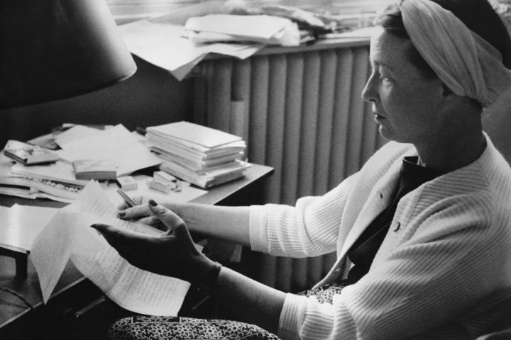 La escritora y filósofa francesa, Simone de Beauvoir (1908 - 1986) revisando sus memorias manuscritas en París.