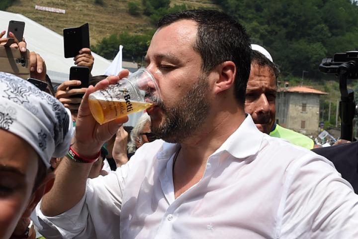 Matteo Salvini tomándose una cerveza.