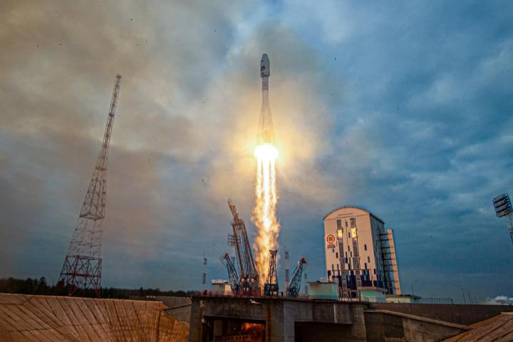 Momento del lanzamiento de la Soyuz en la que viaja la sonda Luna-25 de Rusia.